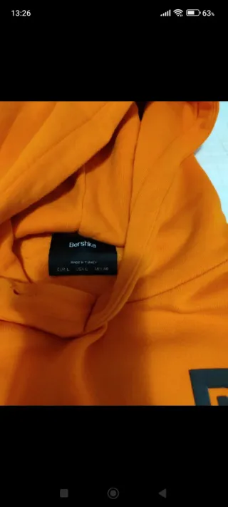 Sudadera naranja con estampado