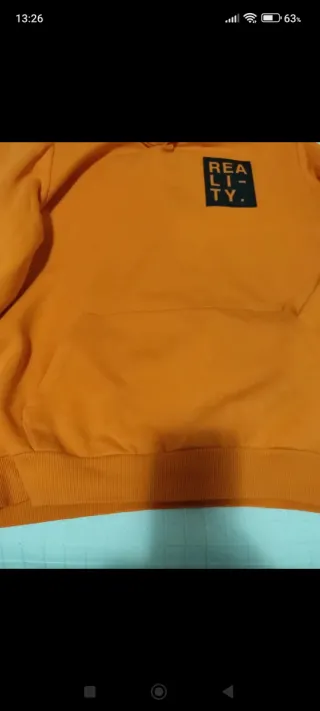 Sudadera naranja con estampado