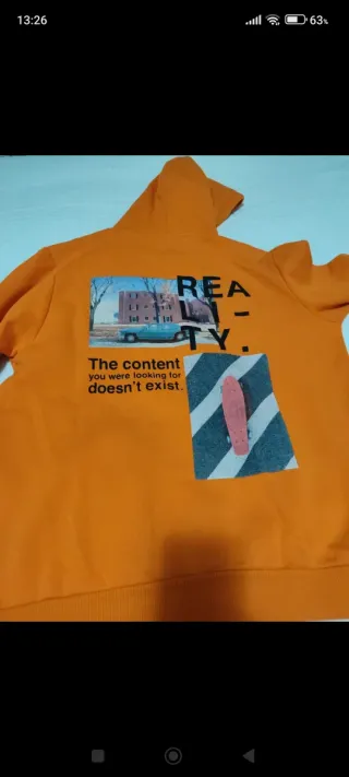 Sudadera naranja con estampado