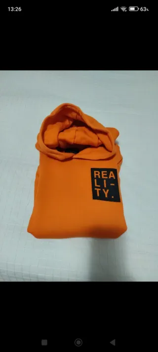 Sudadera naranja con estampado