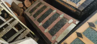 Baúl antiguo de madera y metal