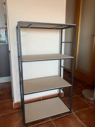 Estantería metálica y madera