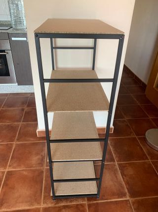 Estantería metálica y madera