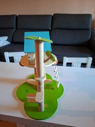 Casa árbol madera muñecos