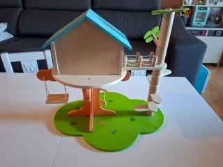 Casa árbol madera muñecos