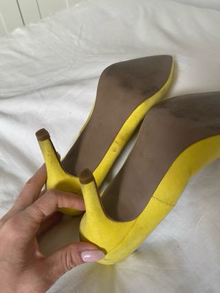 Zapatos de tacón amarillos