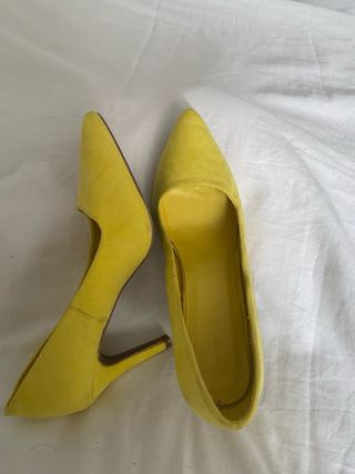 Zapatos de tacón amarillos