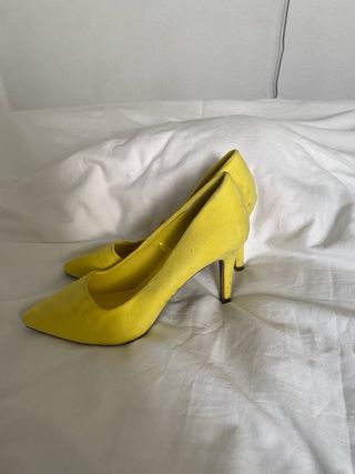 Zapatos de tacón amarillos