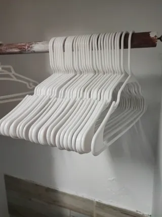 30 perchas blancas de plástico