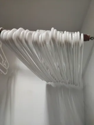 30 perchas blancas de plástico