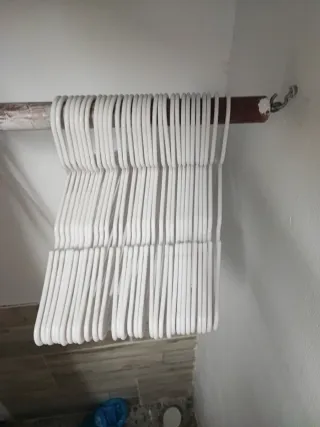 30 perchas blancas de plástico