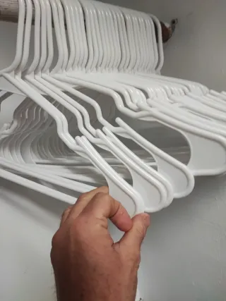 30 perchas blancas de plástico