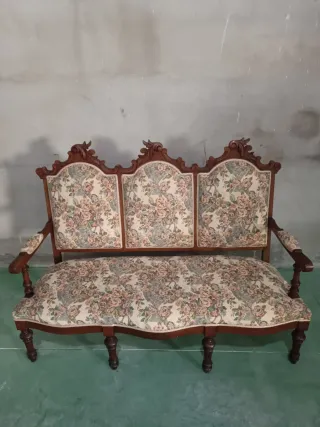 Sofá antiguo floral madera
