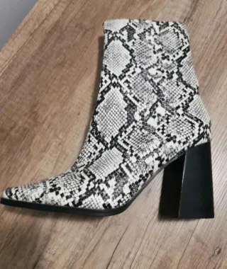 Botín de serpiente . Con etiqueta