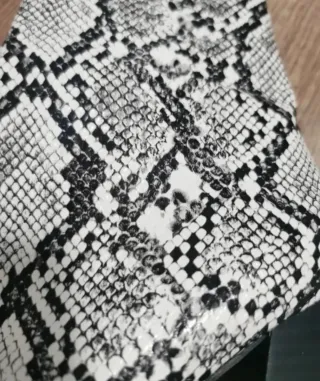 Botín de serpiente . Con etiqueta