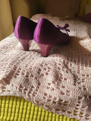 Zapatos de tacón morados con lazo