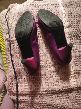 Zapatos de tacón morados con lazo