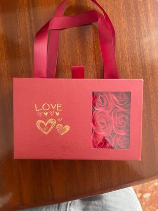 Caja de regalo Love con rosas y colgante corazón