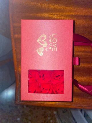 Caja de regalo Love con rosas y colgante corazón