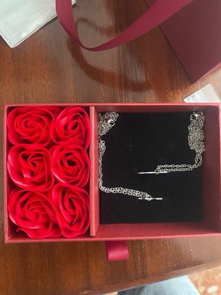 Caja de regalo Love con rosas y colgante corazón