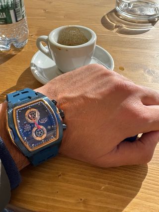 Reloj deportivo azul con diseño moderno y original