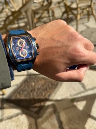 Reloj deportivo azul con diseño moderno y original