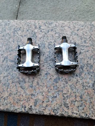 Pedales de bicicleta plateados