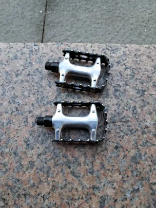 Pedales de bicicleta plateados