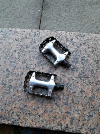 Pedales de bicicleta plateados