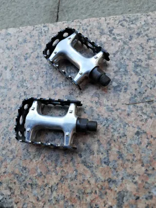 Pedales de bicicleta plateados