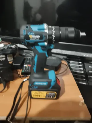 Taladro percutor a batería 65NM de 18v