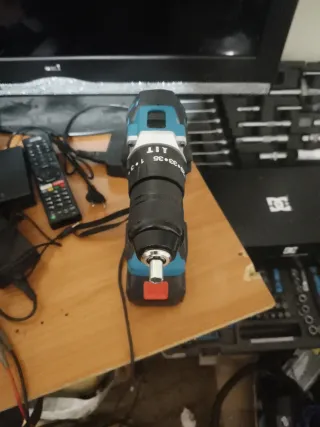 Taladro percutor a batería 65NM de 18v