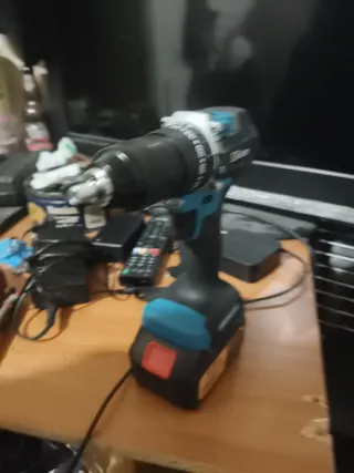 Taladro percutor a batería 65NM de 18v