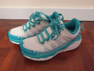 Zapatillas Trail Izas Blancas y Turquesa