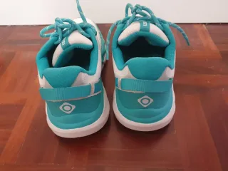 Zapatillas Trail Izas Blancas y Turquesa