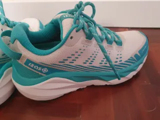 Zapatillas Trail Izas Blancas y Turquesa