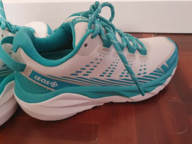Zapatillas Trail Izas Blancas y Turquesa
