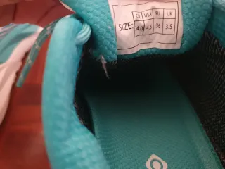 Zapatillas Trail Izas Blancas y Turquesa