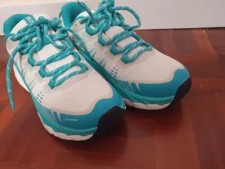 Zapatillas Trail Izas Blancas y Turquesa