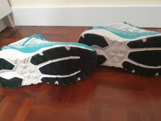 Zapatillas Trail Izas Blancas y Turquesa