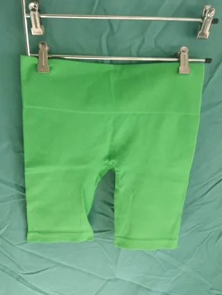 Mallas deportivas cortas verdes y naranjas