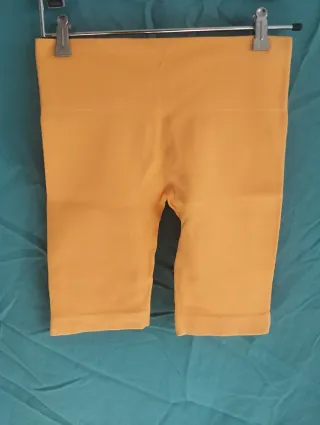 Mallas deportivas cortas verdes y naranjas