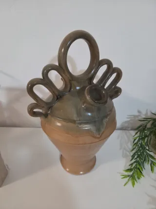 Botijo antiguo de cerámica