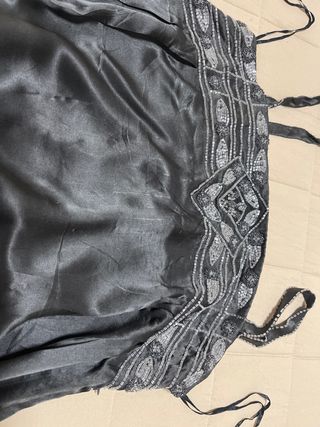 Top fiesta lentejuelas plateadas sobre raso Negro.