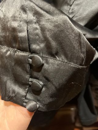 Top fiesta lentejuelas plateadas sobre raso Negro.