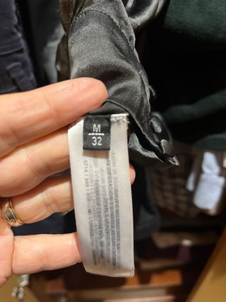 Top fiesta lentejuelas plateadas sobre raso Negro.