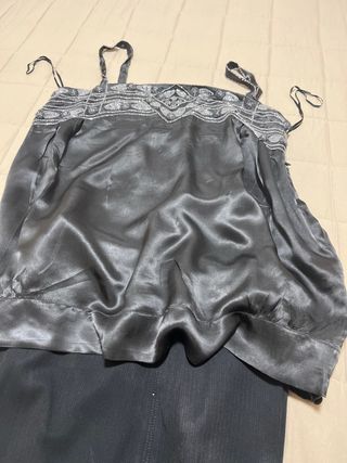 Top fiesta lentejuelas plateadas sobre raso Negro.