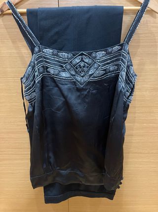 Top fiesta lentejuelas plateadas sobre raso Negro.