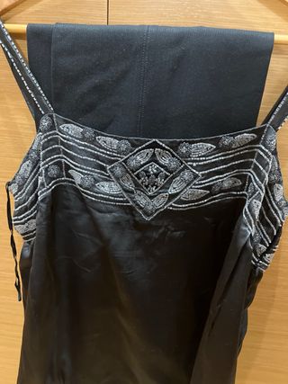 Top fiesta lentejuelas plateadas sobre raso Negro.