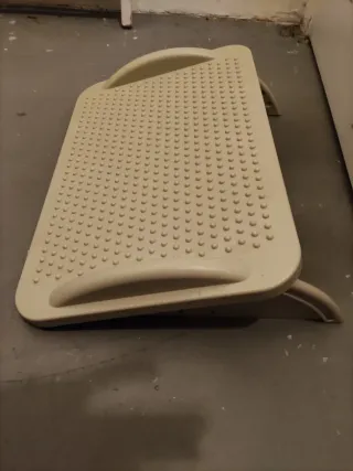 Reposapiés ergonómico beige